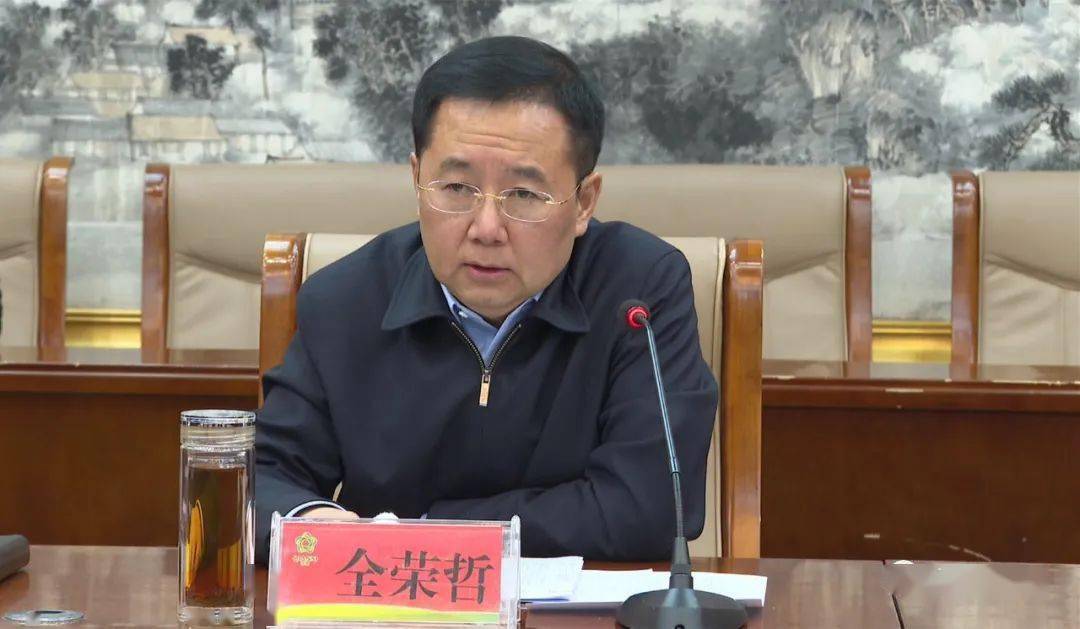 县委常委,常务副县长薛向刚等县领导出席会议.