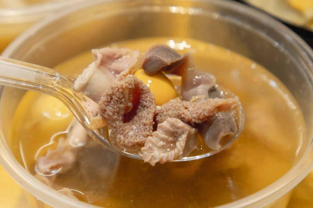 冲着这碗广味十足的猪肠粉,鸡杂汤,我一周来3次江南西!