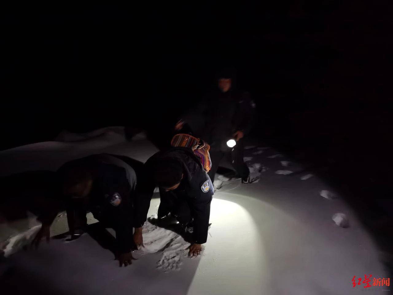 海拔5000米！两骑友在四川甘孜雀儿山失联，民警雪夜救援