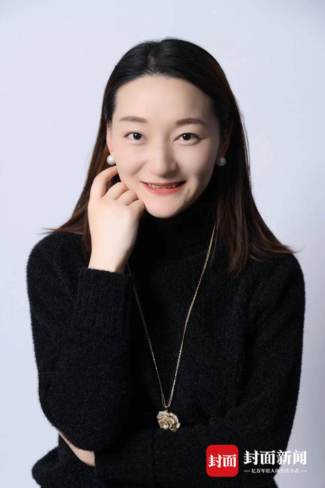 "反转"是杨婷人生的标签之一,"文化"同样也是,"虽然毕业后经历了几次