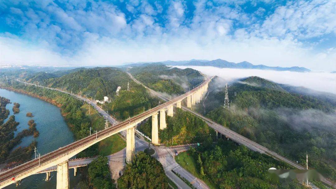 沿着高速看江西航拍杭瑞高速景婺黄段景色秀美风光绮丽