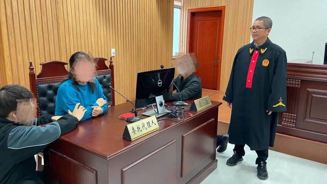 性,便引导双方换位思考,并嘱咐已成年的儿子多多承担起一个家庭的责任