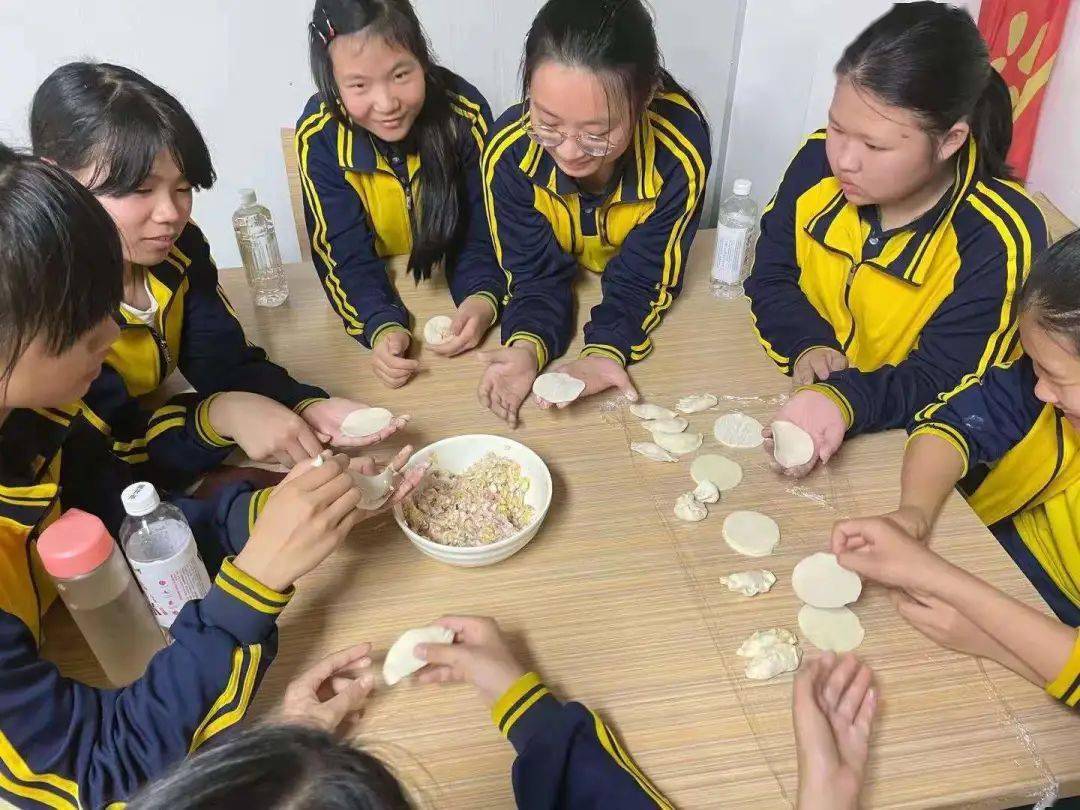 的研学实践活动来到足球小镇研学实践基地河东镇第一小学共328名同学