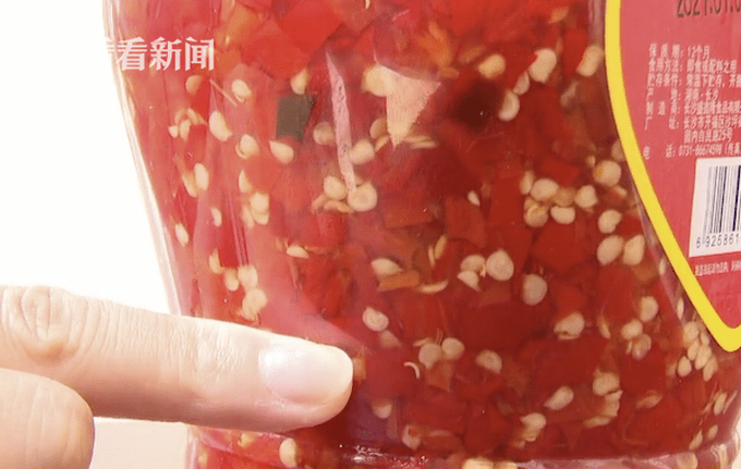 新买辣椒酱全是蛆?换一瓶又"中奖"?厂商:不是虫