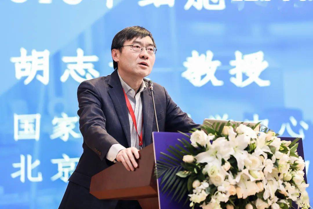 接下来的分享嘉宾是来自上海交通大学院的韩泽广教授,韩教授是上海