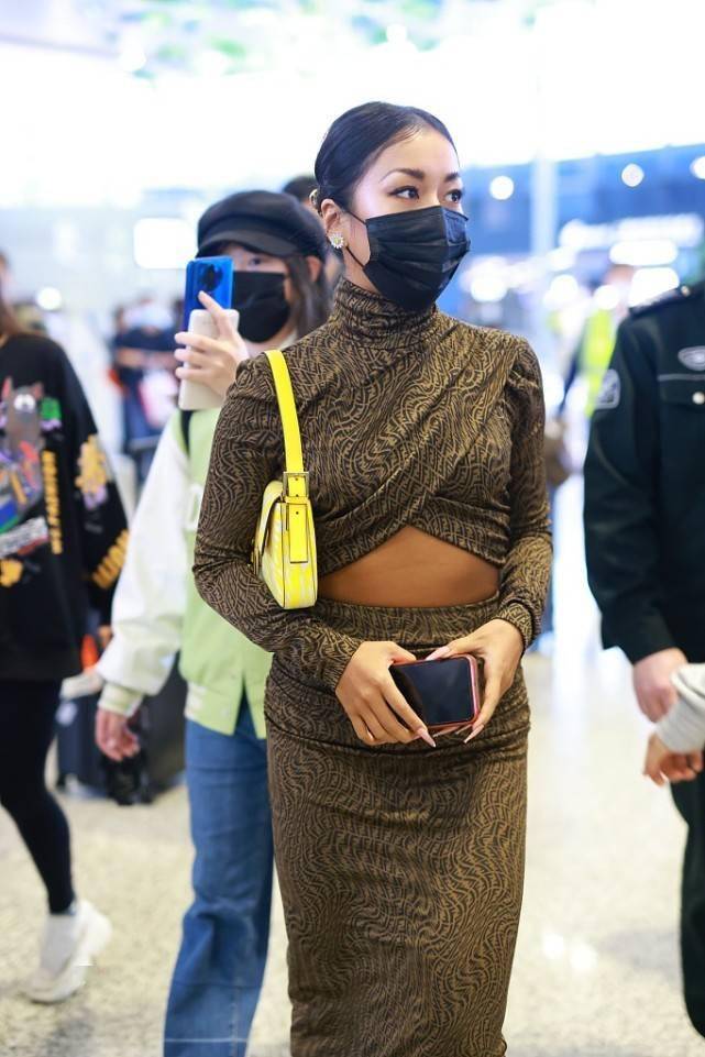 吉克隽逸这么穿不难受吗?衣服勒得这么紧,感觉一直在绷着