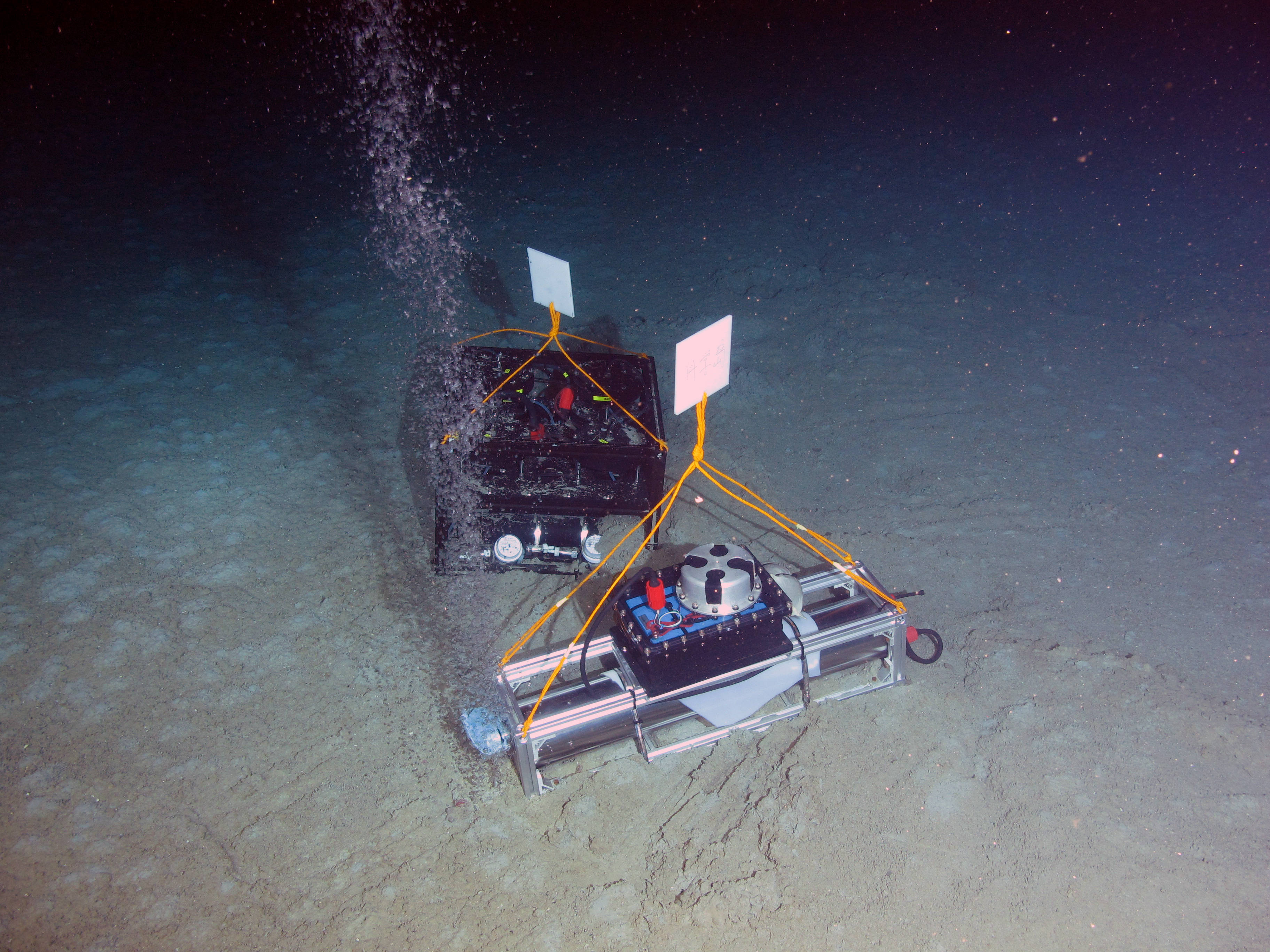 这是放置在海底的深海甲烷/二氧化碳光谱分析仪