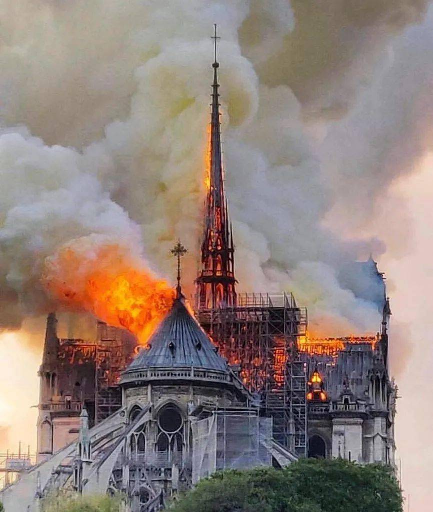 巴黎圣母院浴火两周年