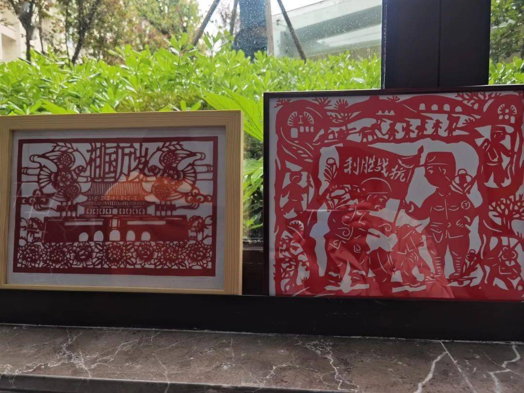 心灵手巧这个社区的居民剪出了中共一大会址的样子