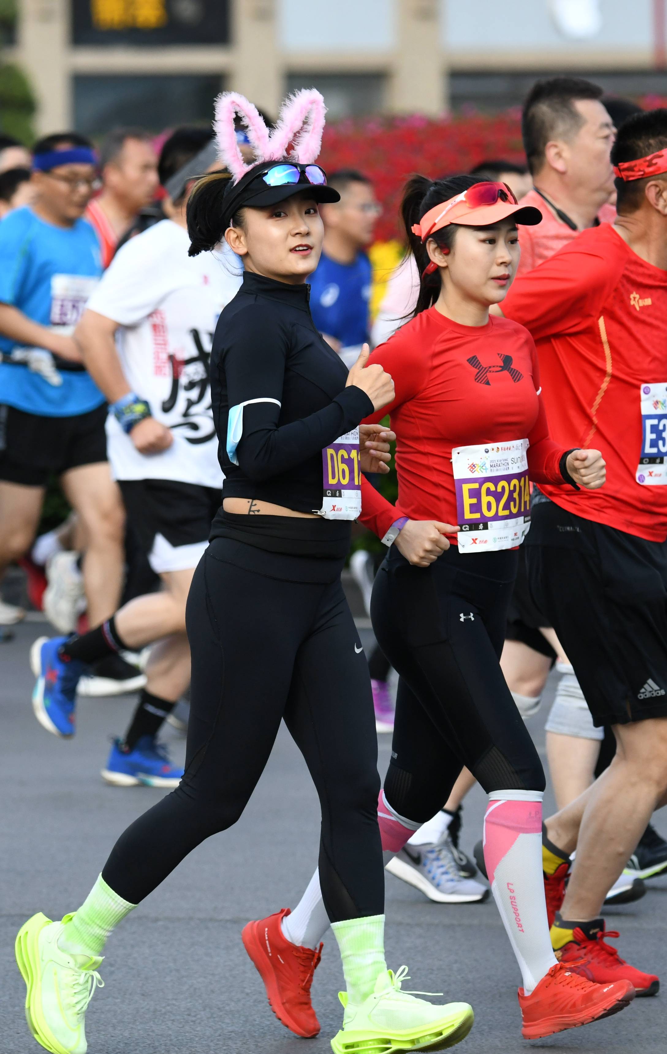 马拉松——2021西安马拉松赛鸣枪开跑