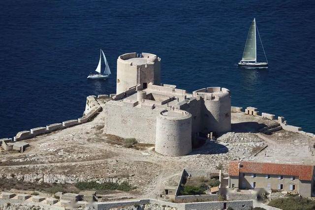 一岛一城堡,王的气场_莫奈姆瓦夏