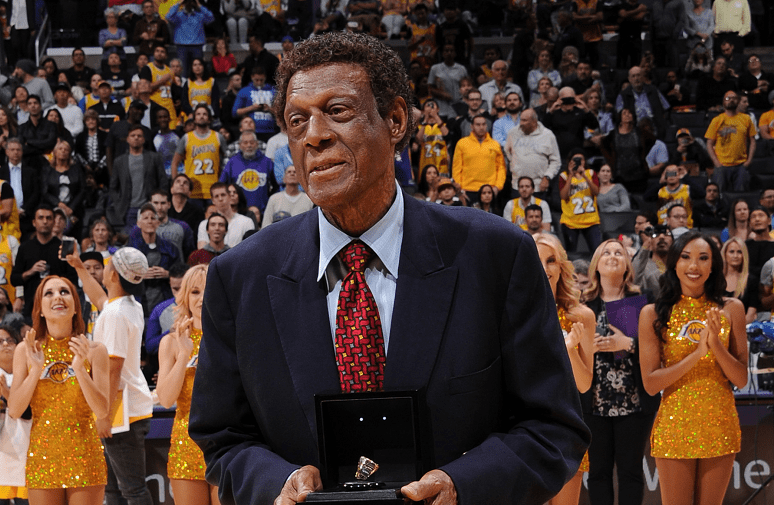 一,埃尔金·贝勒在nba历史上找出悲情英雄的代表人物,恐怕没有任何一