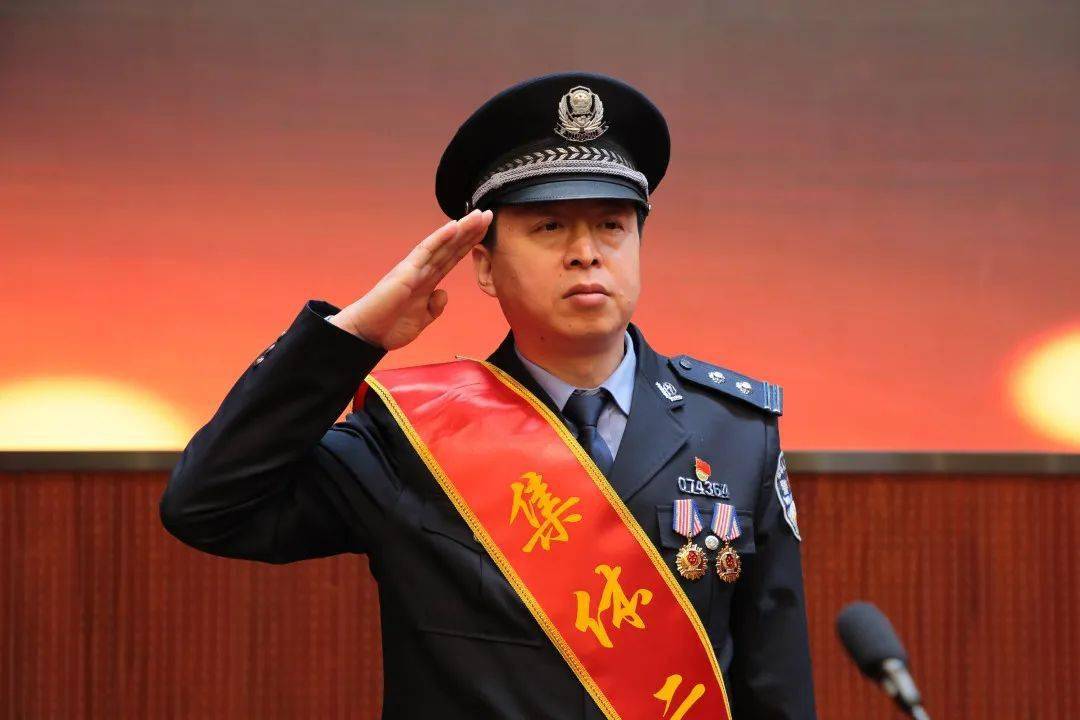 张家口市公安局举行英模先进事迹报告会