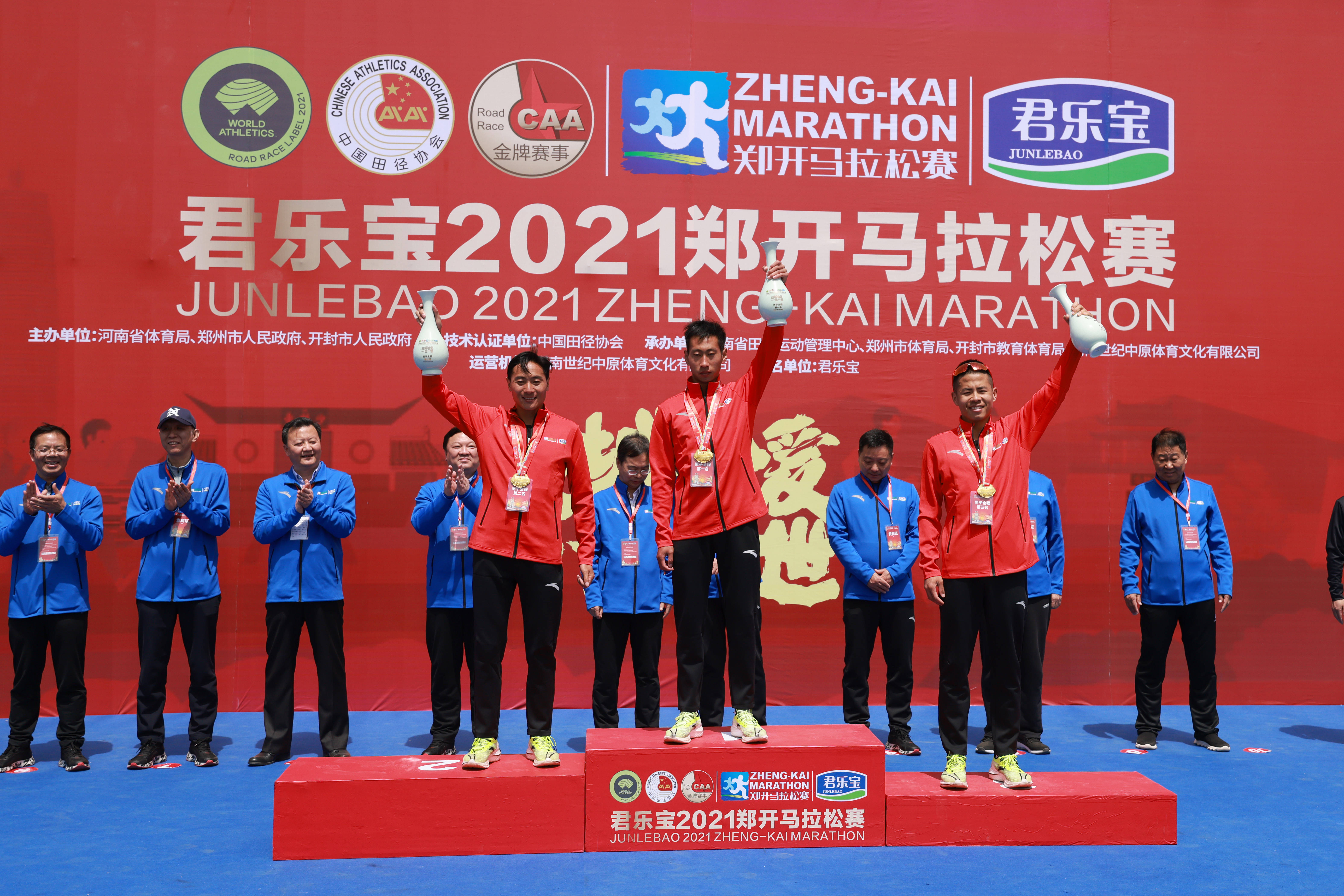 马拉松冠军李淑云(中),亚军吴杨杨(左)和季军王雪莹在颁奖仪式上合影