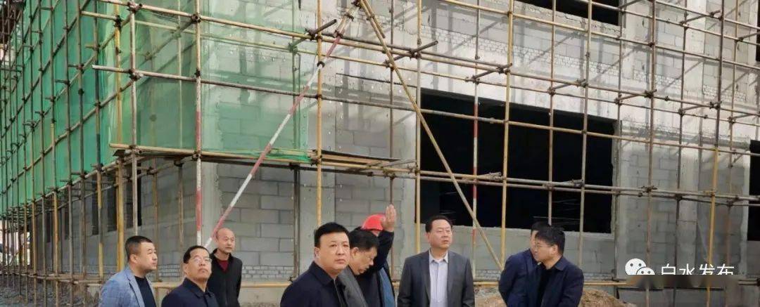 4月16日,县长薛斌分别赴雁中制衣建设项目和杜康酒厂产能提升项目现场