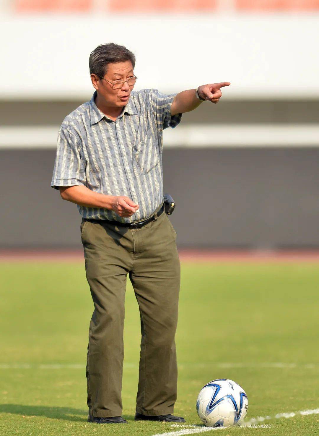 赞助商代表再把火神杯交到在宣誓台上的容志行手中,由容志行把火神杯