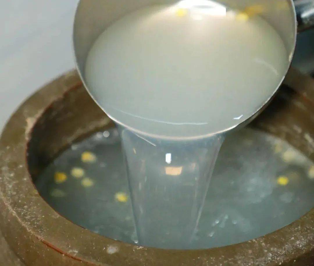 白酸汤,是用米汤或淘米水加无叶蔬菜存于水桶,竹筒,瓷缸或坛内放置在