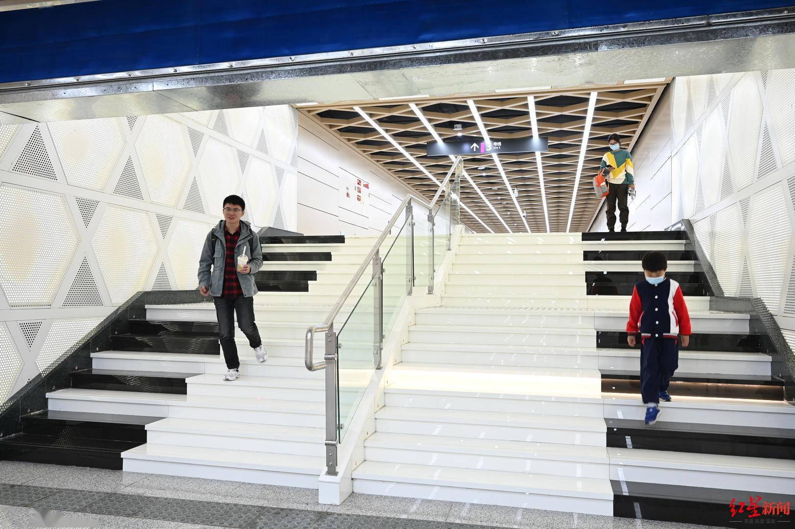 成都地铁口音乐阶梯上热搜揭秘原理和触发红外线警报类似