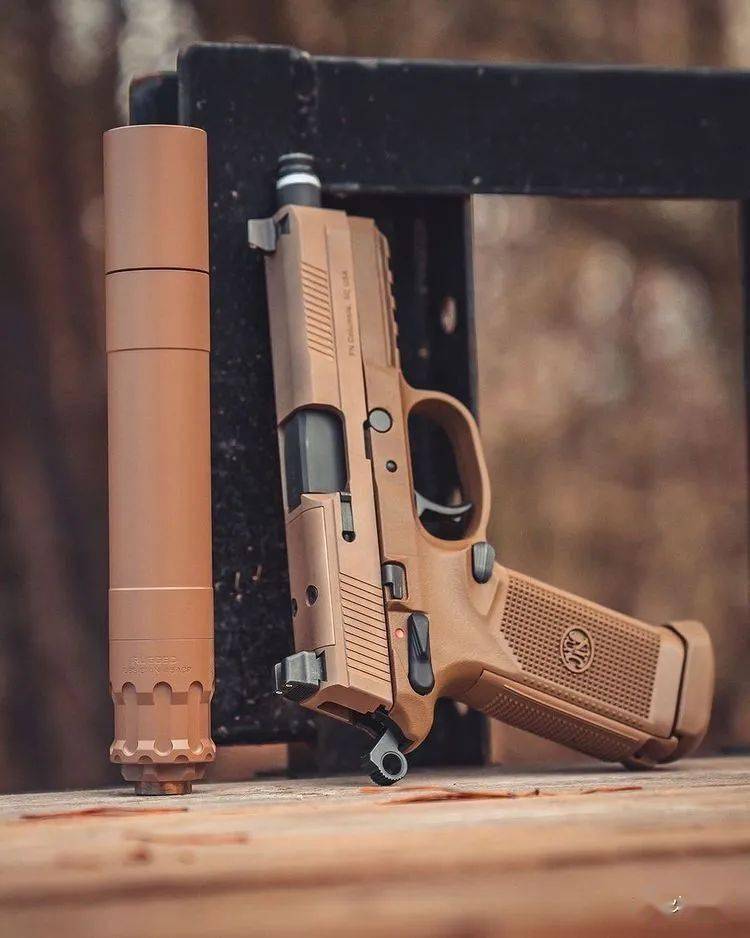 微声杀阵拧上消音器压低帽檐哒