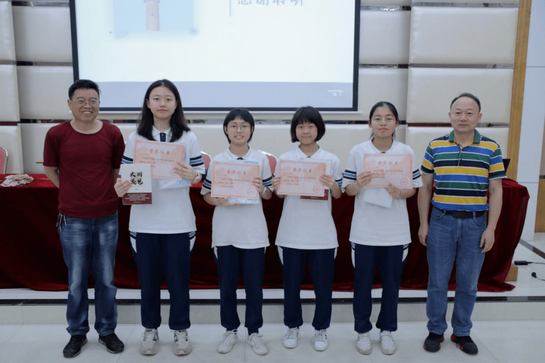 2023届成长志十二读书声外听风雨天下事里论家国