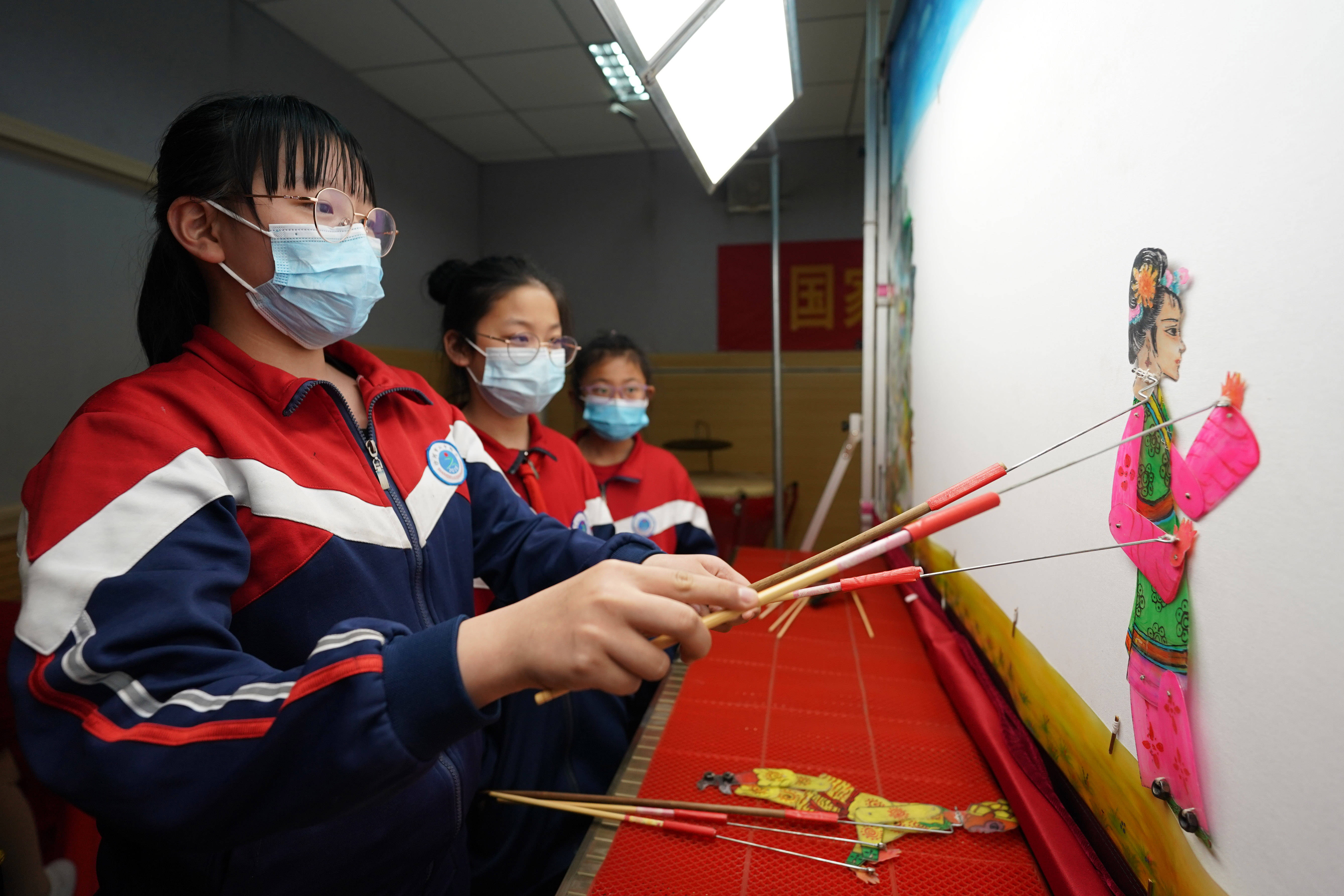 4月21日,沙河市第六中学学生练习皮影戏.