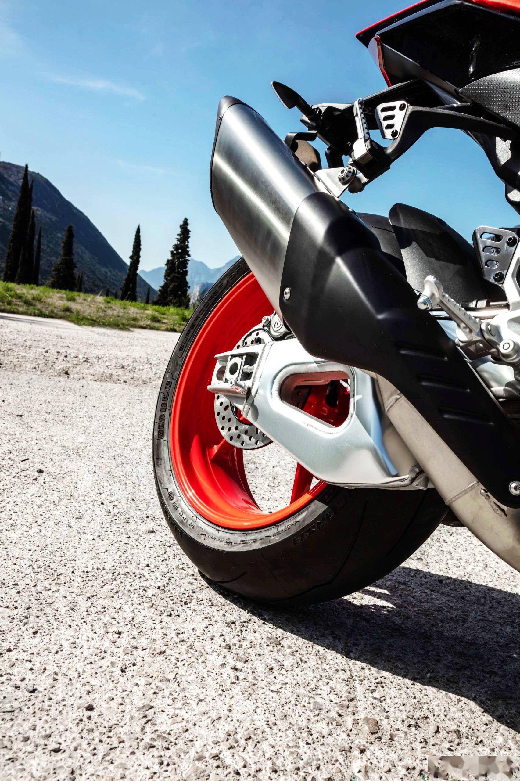 阿普利亚2021tuonov4factory户外特写