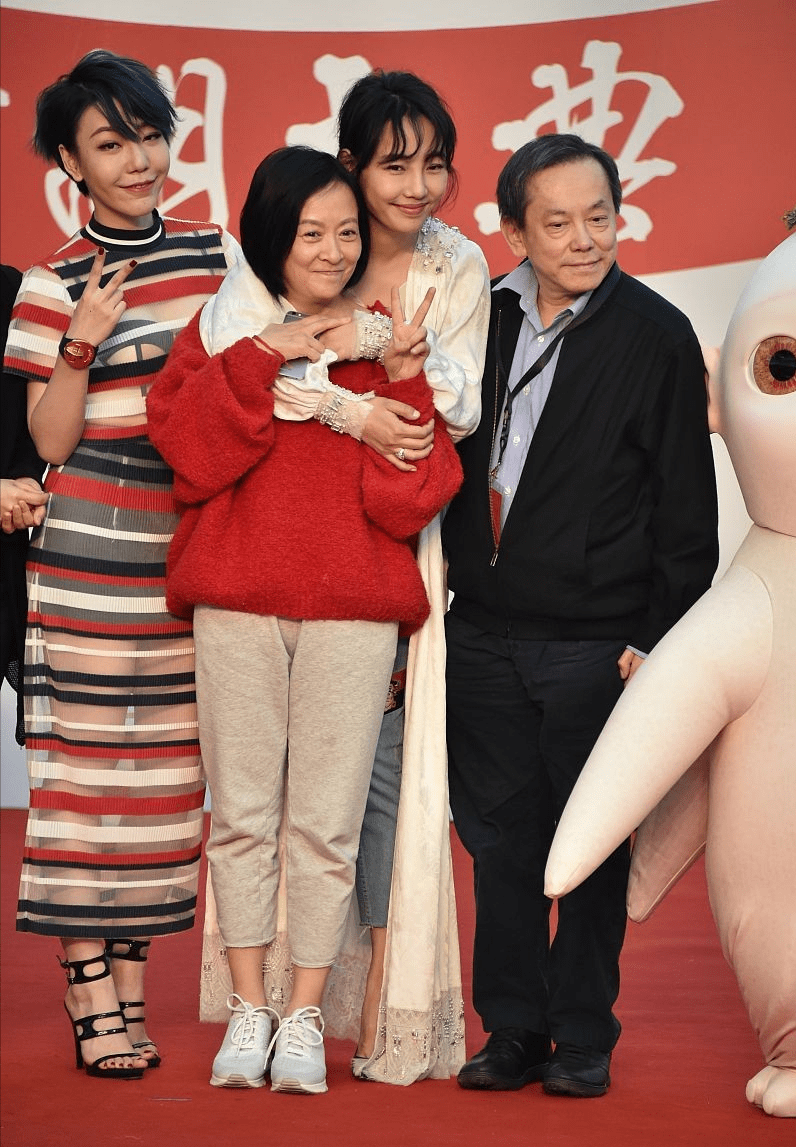 董子健的妈妈被白百何搂在怀里关系竟这么亲密素颜也有气质