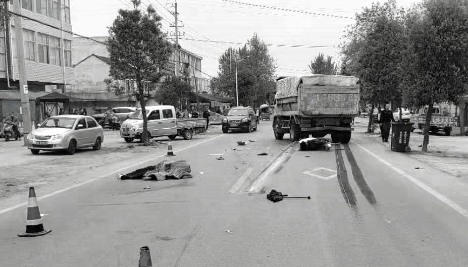 4月18日12时许,蒙城县人头集发生一起车祸,一辆渣土车与一辆电动车