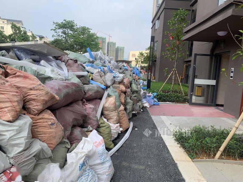 规划路建设停滞西环路一小区内建筑垃圾堆成山难运出