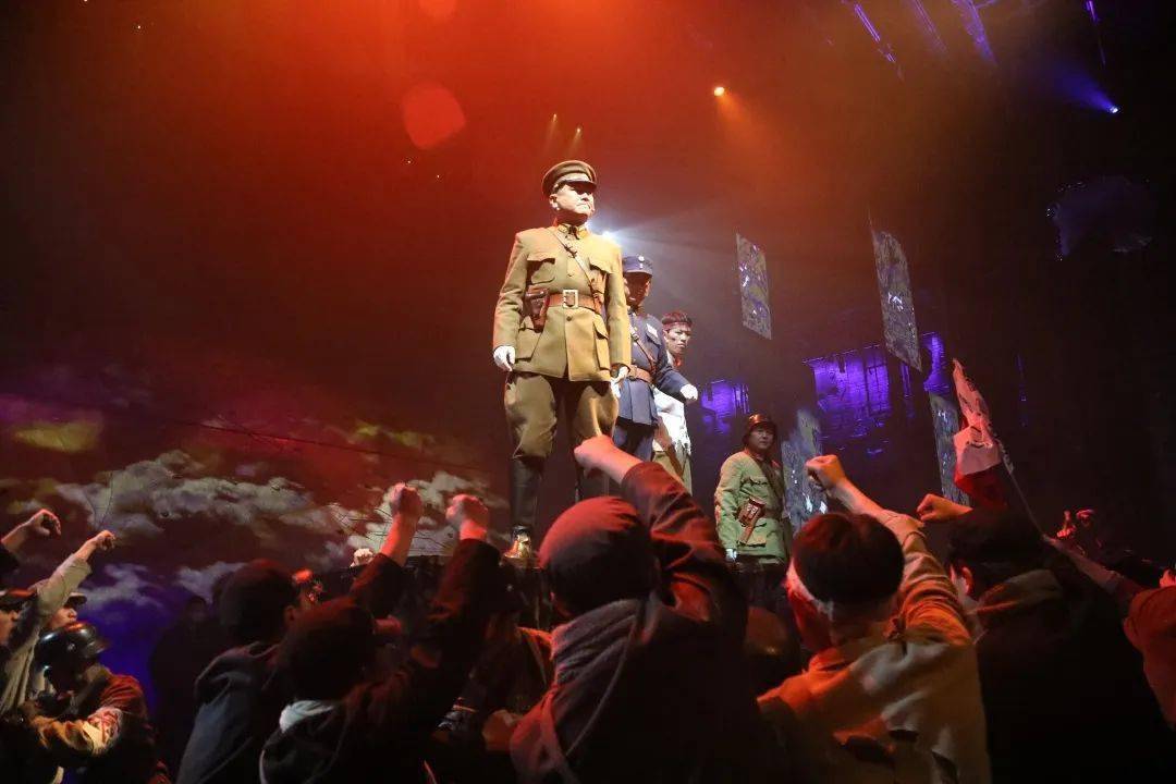 走进瑶光阁,学员们观看了《1212》西安事变大型实景话剧,观众们身处