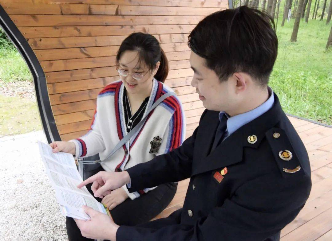 崇明这群公务员上班时间为什么在公园骑行