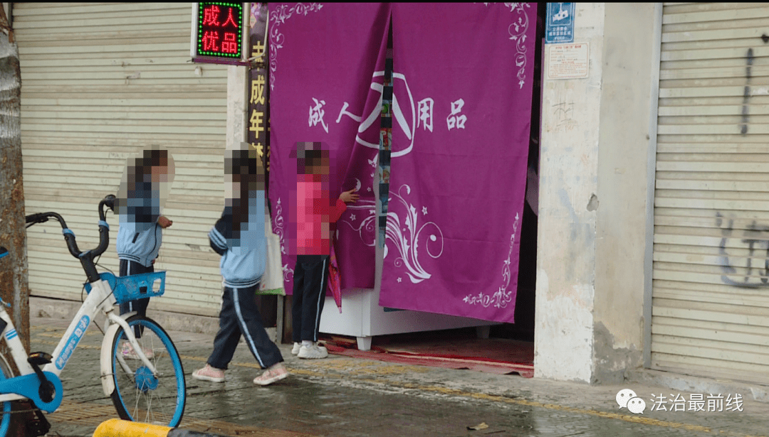 这家成人用品店面积不大,门口设置有门帘,掀开门帘进入店内,两个自助