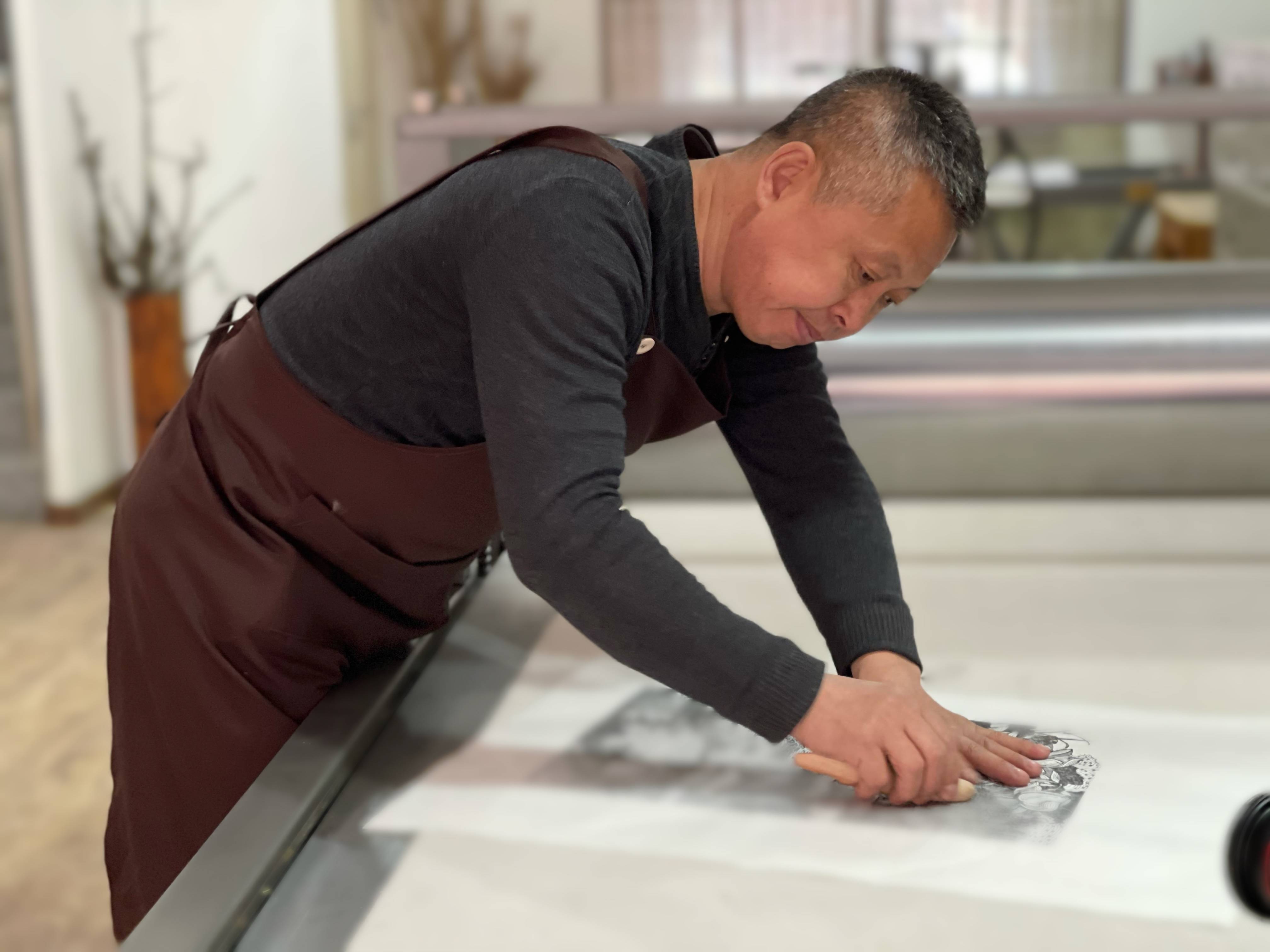 农民版画家"雕"出美好生活