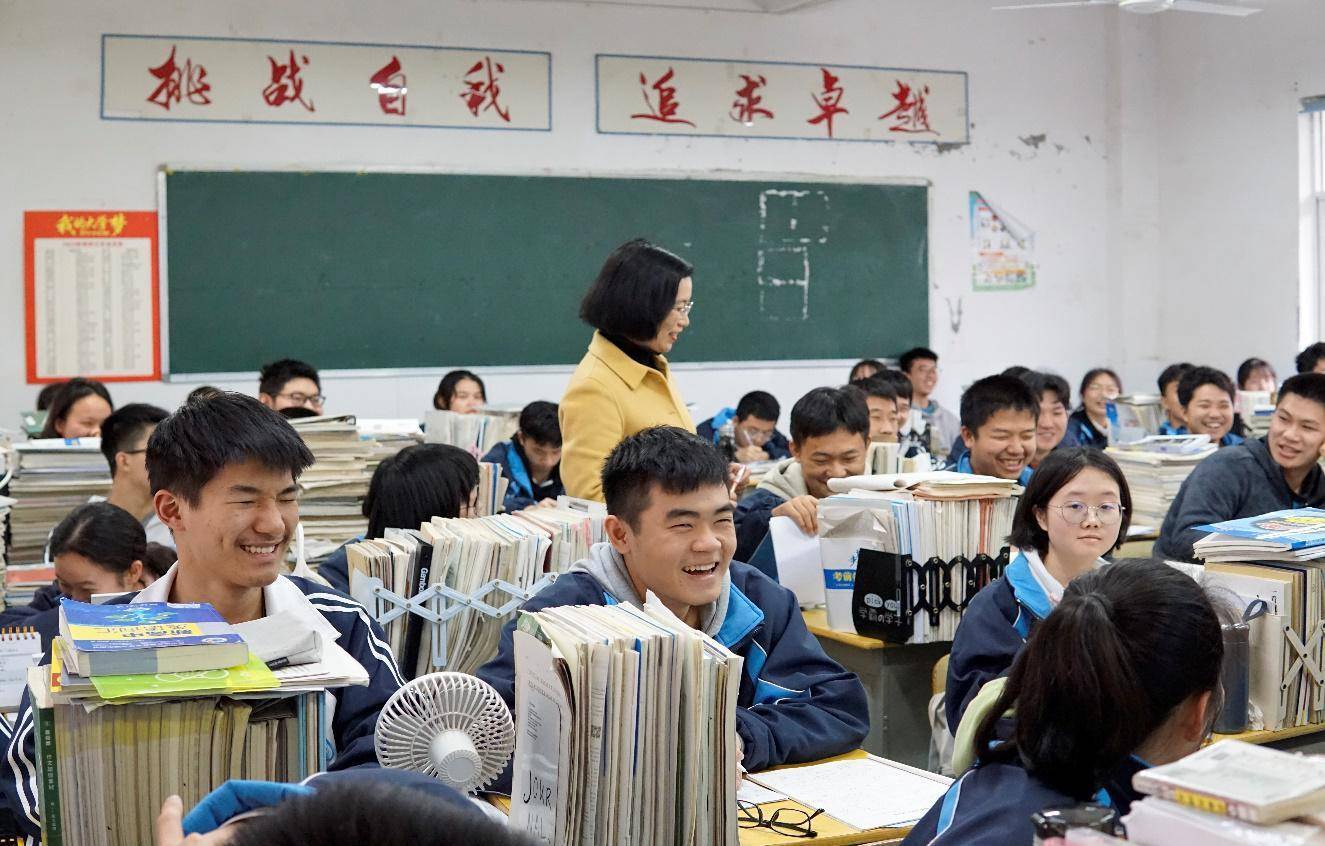 春风化雨担使命丹心碧血育英才记永州四中班主任王瑰荣老师