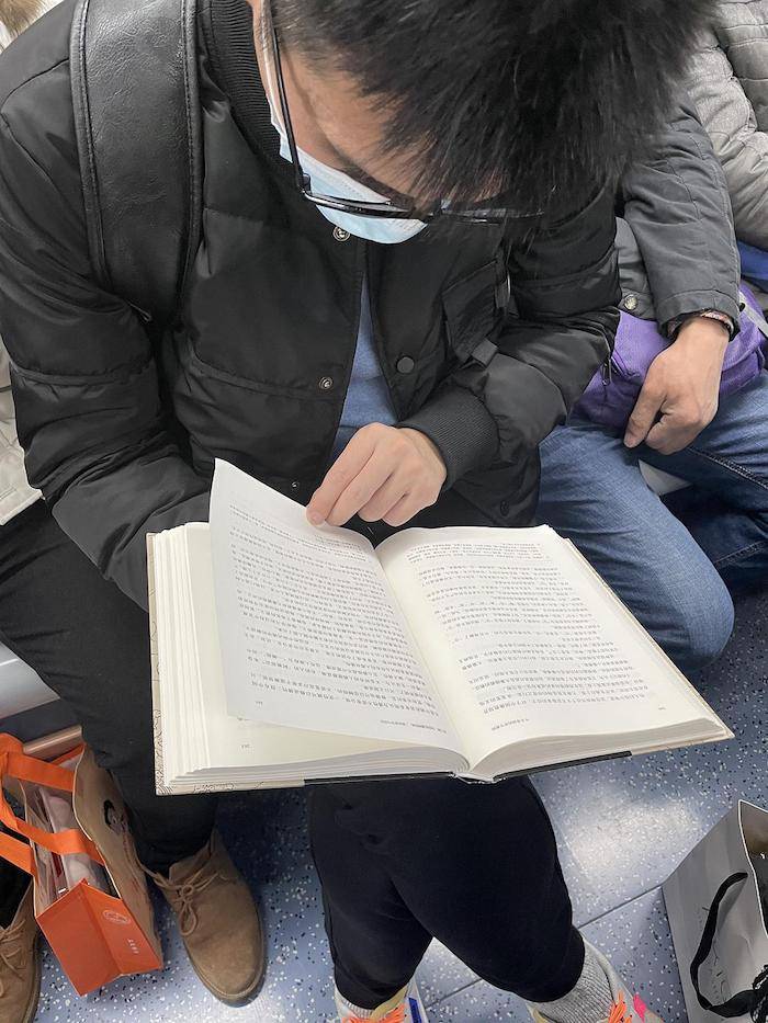 上海地铁上的读书人,最近一年在读什么?