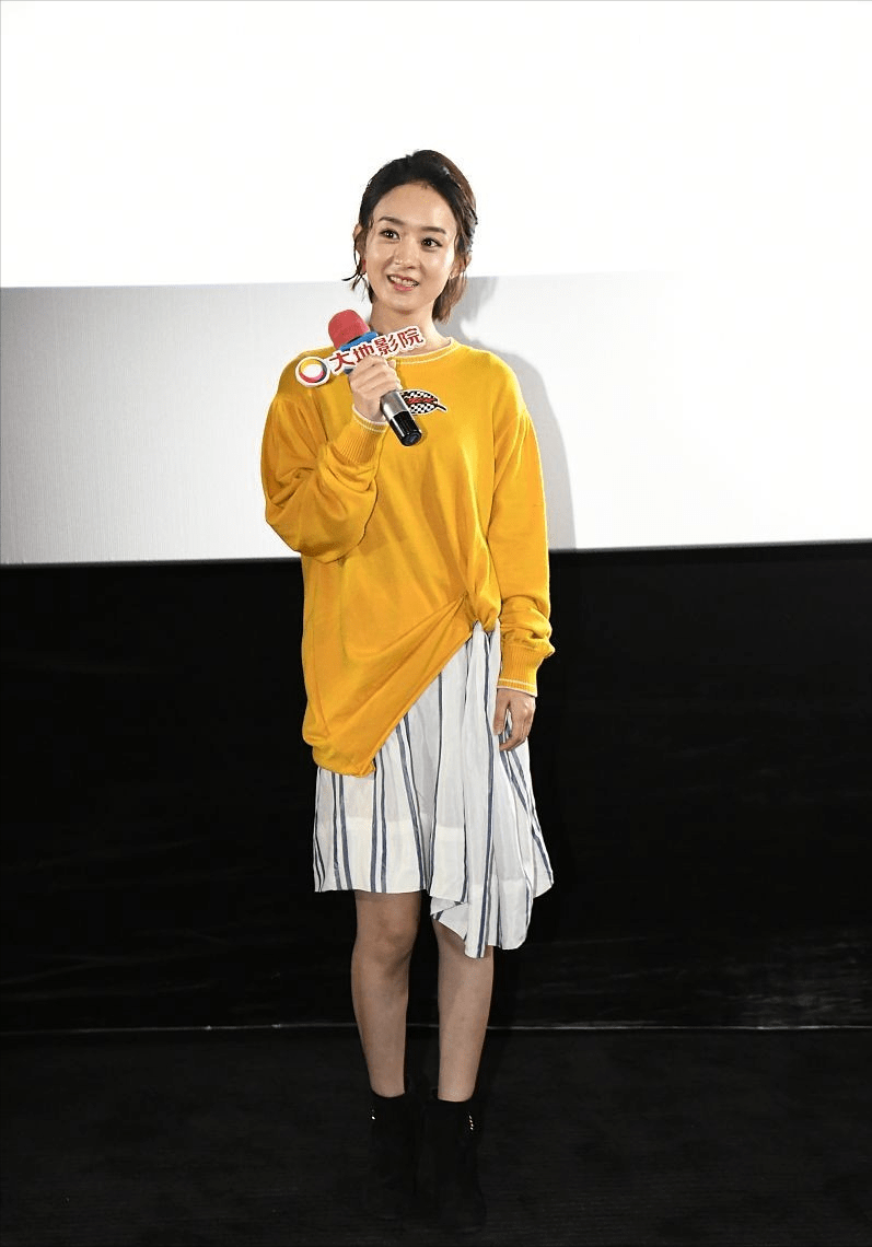 离婚后的赵丽颖穿得更清凉了,抹胸裙尽显妩媚,蓝色裙子真挺清纯