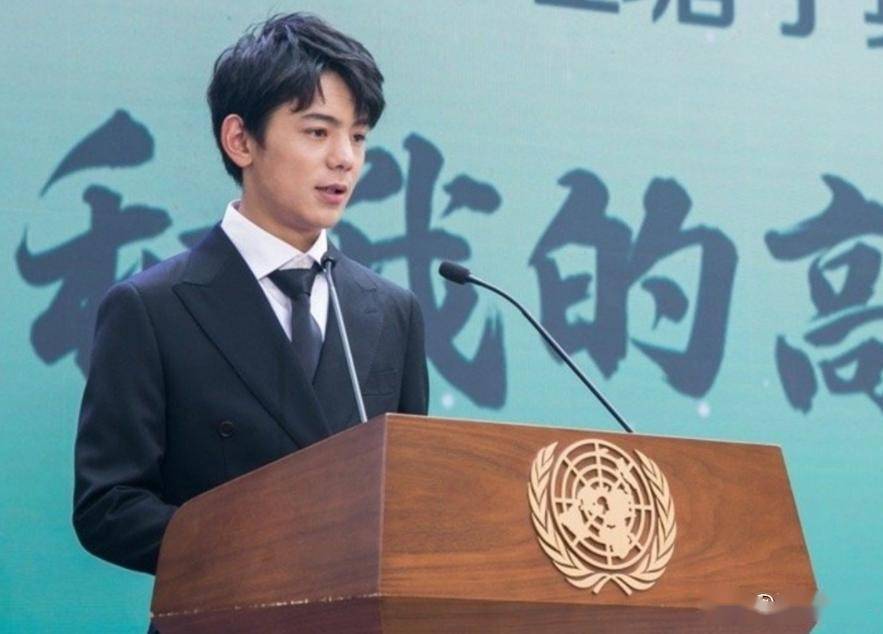 这种形象的变化并非坏事,因为丁真是去参与联合国演讲,无论是服装