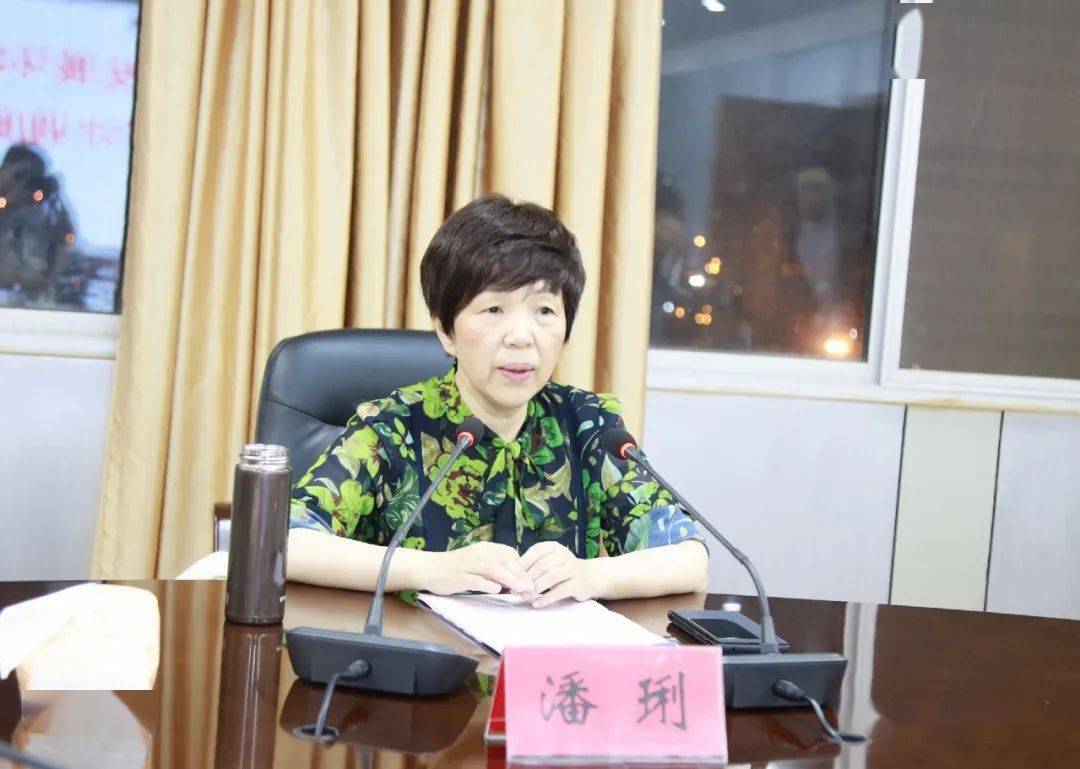 4月21日晚,县委副书记,县长潘琍主持召开横峰县经济发展环境暨社保