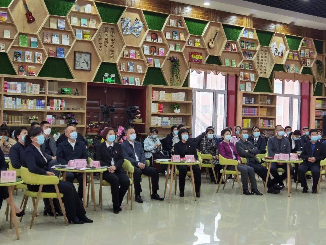 市委宣传部副部长,市文体广电和旅游局局长史文翠,市新华书店经理杨威