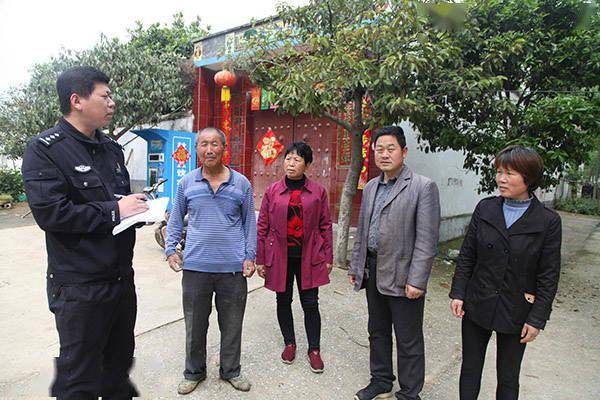 一个户籍警的平凡故事任炯是平舆县东和店镇人,为了家乡的平安与发展