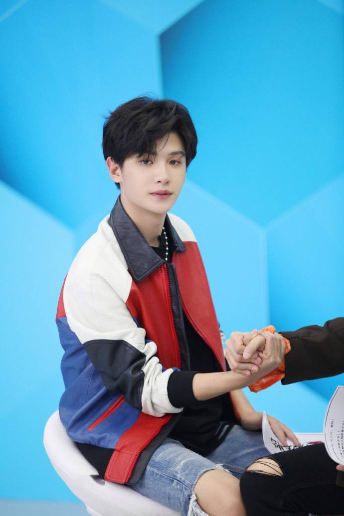 黄明昊王子的新衣舞台正式上线教科书式舞台表演炸裂全场