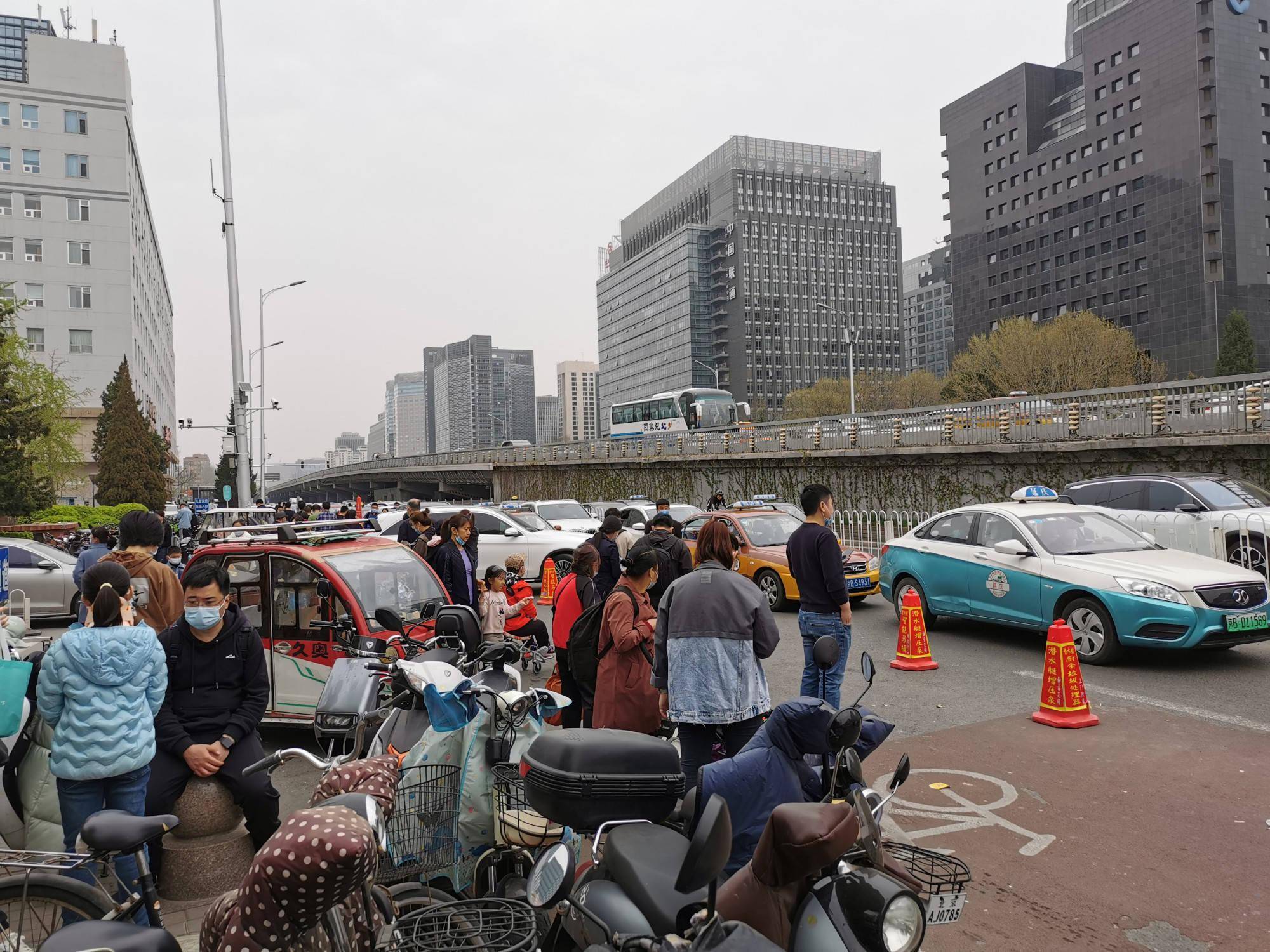 1小时进不去 北京儿童医院停车咋这么难?