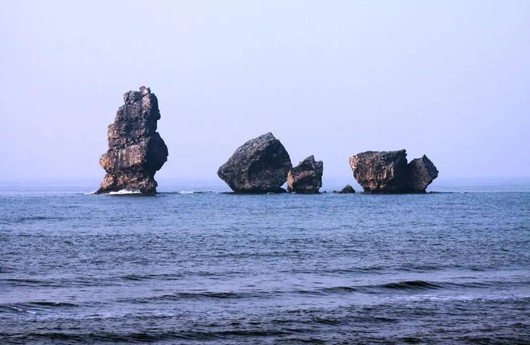 碣石宫对面海中的姜女石:秦始皇与孟姜女相对两千年;魏武挥鞭,东临