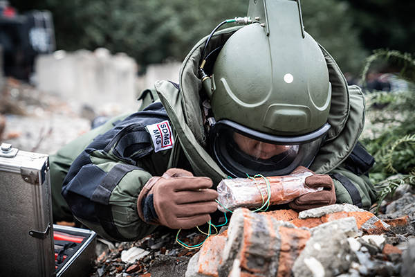 孙帅每次拆弹都是生死赌局