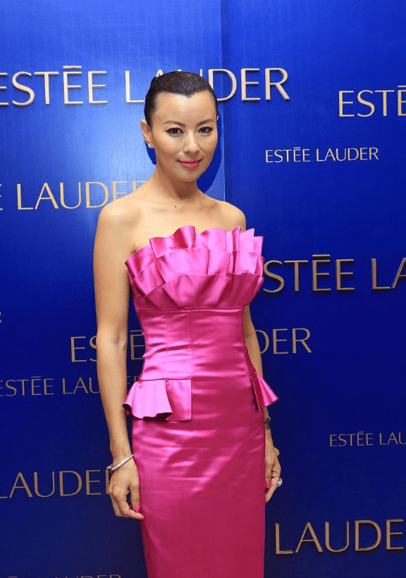 李美凤眼神会放电,穿紧身抹胸裙配大背头,美人尖明显气质更撩人