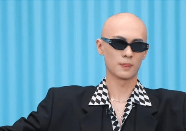 原来梁森真的是因为身体原因不得不剪光头,他新长出的头发是白发