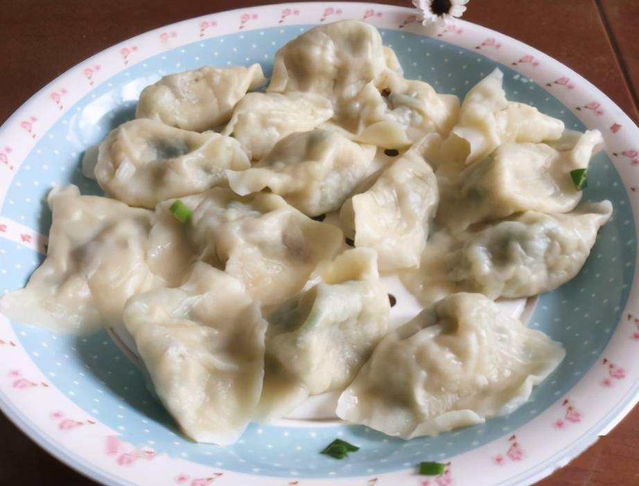 韭菜鸡蛋馅的饺子怎样做不出水 d4911e5c325c4c13b13ad4159f04e811.jpeg