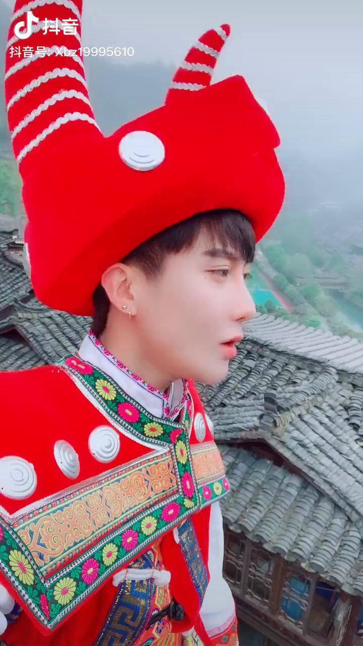 今天就不偷穿外公外婆的苗王苗后服天天满寨子被我妈拿着棍子追今天