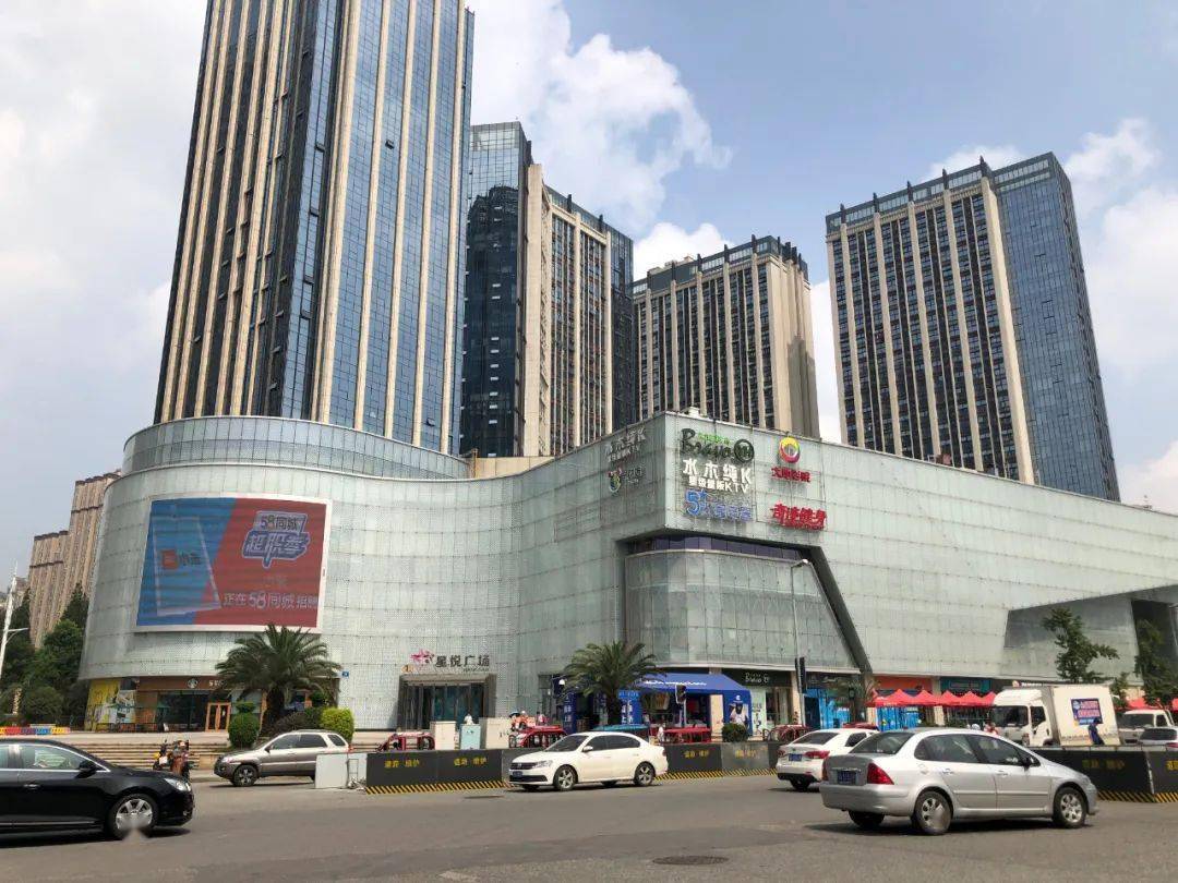 商业上,项目一街之隔有金科金街,1公里范围内还有星悦广场,锦绣广场等