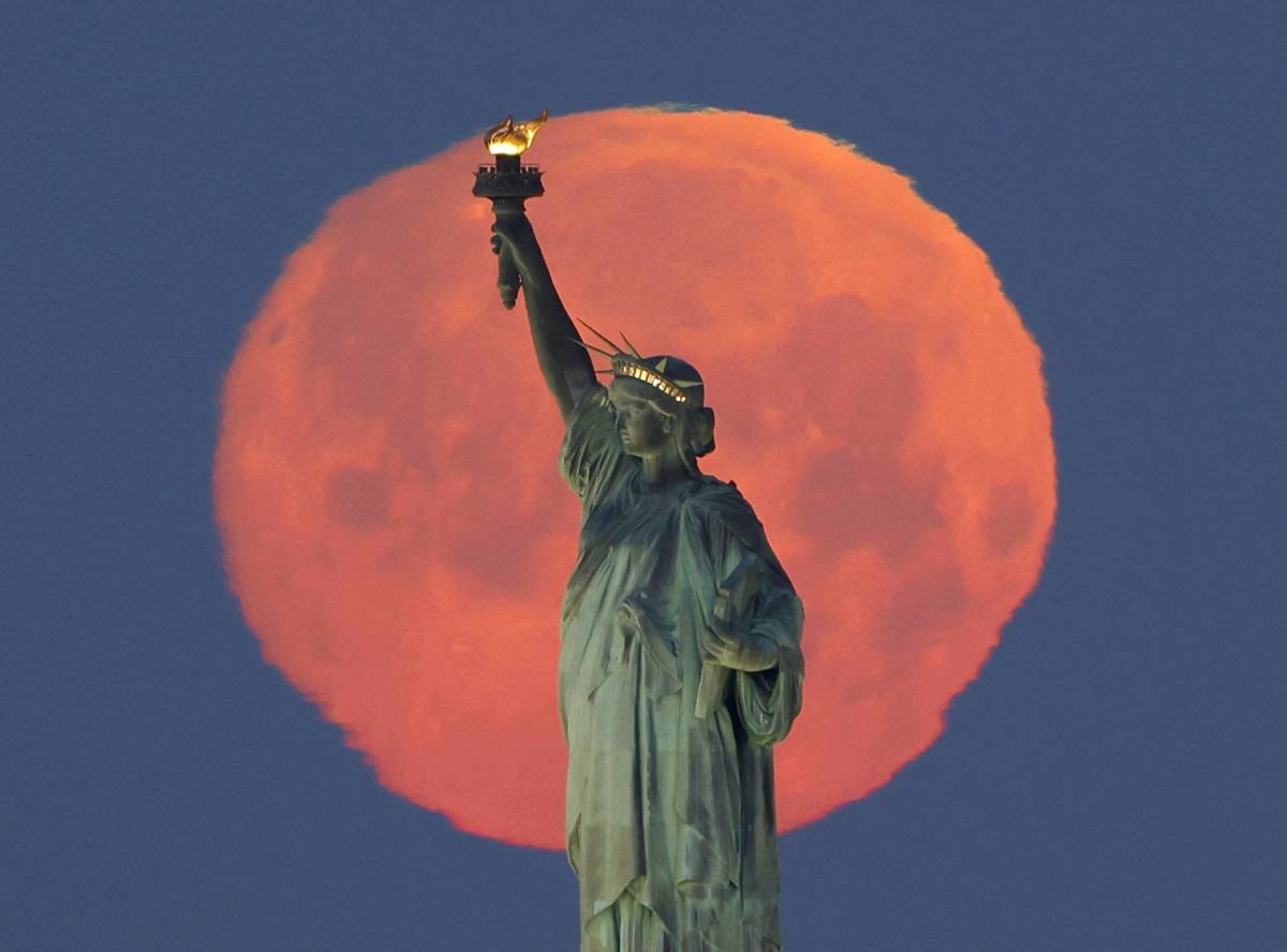 夜空|“超级粉红月亮”在世界多地惊艳登场
